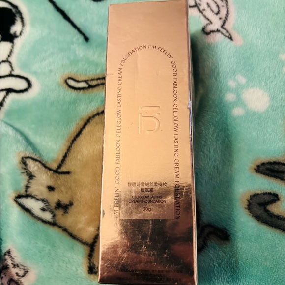 Cream Foundation in Elegant Rose Gold Packaging - Picture 1 of 2